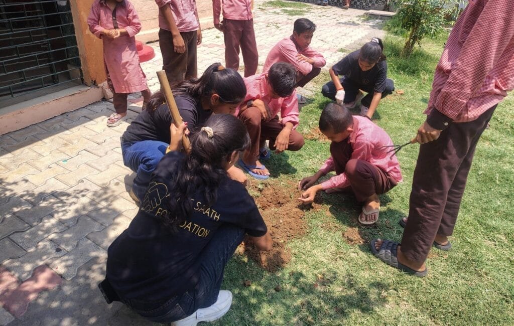 plantation drive in school by the aapke saath foundation tem on the birthday occasion